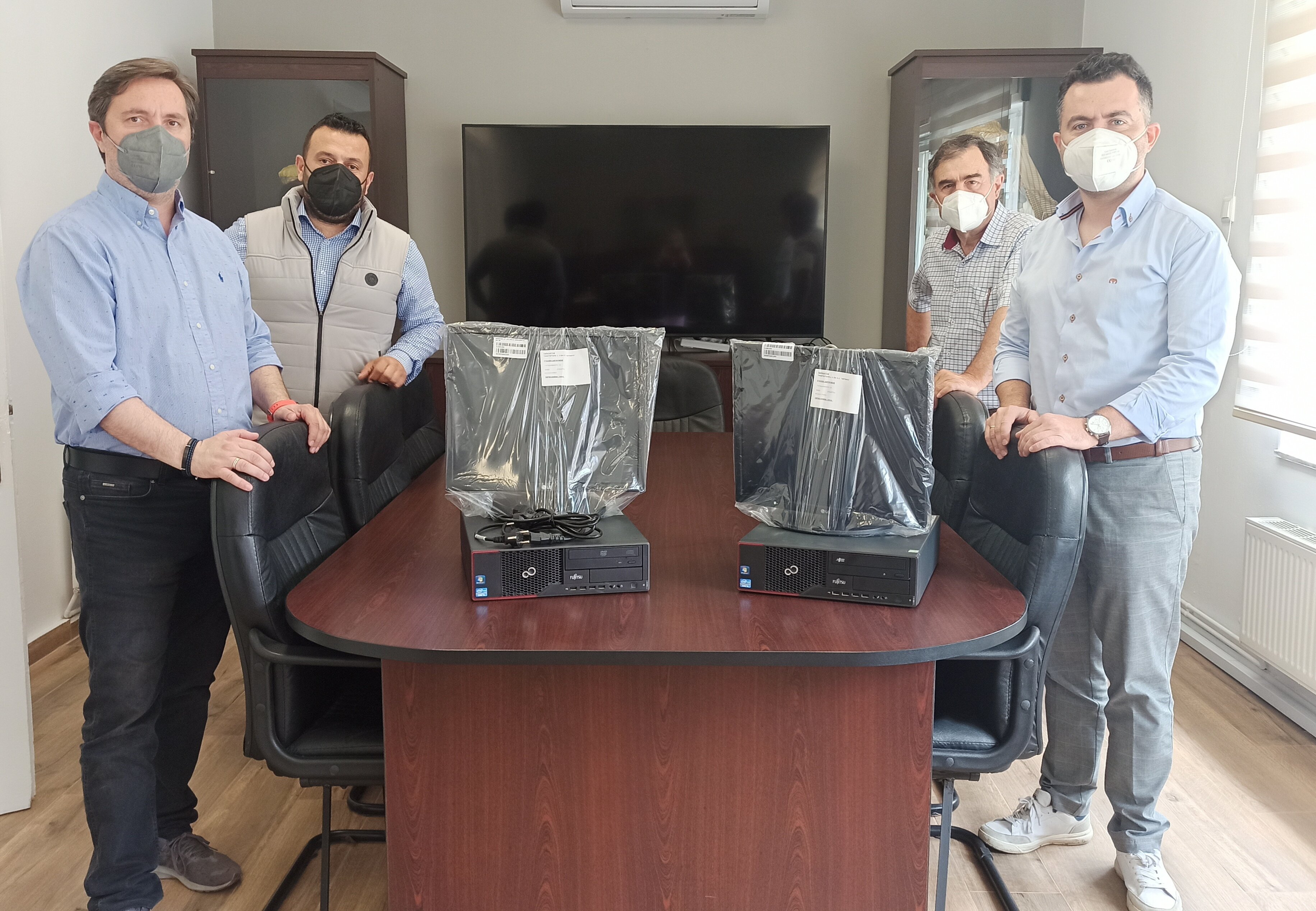 Δωρεά υπολογιστών στον Δήμο Νάουσας από το 'Κέντρο Δια Βίου Μάθησης - ΕΚΕΔΙΜ Θεοχαρόπουλος'